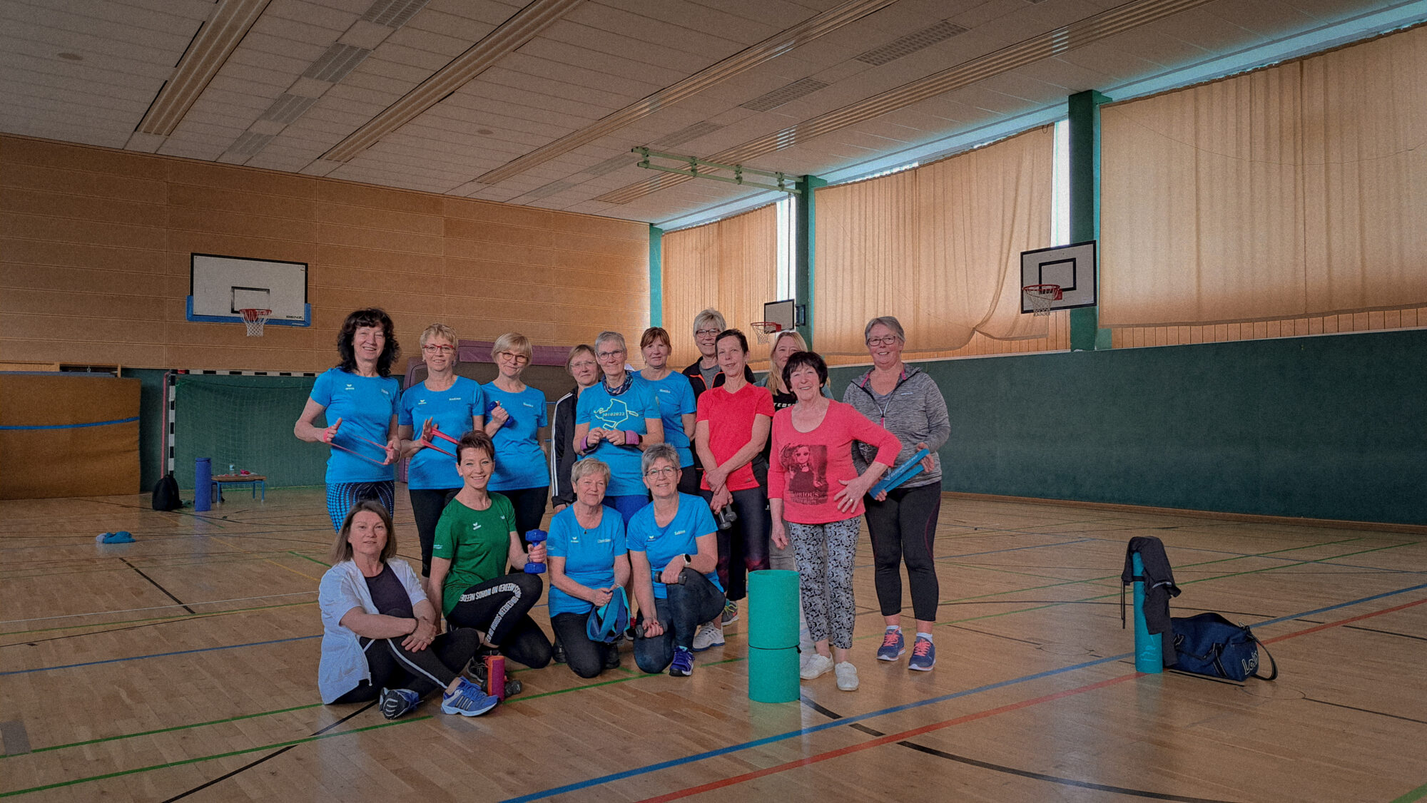 Das Foto zeigt die Teilnehmerinnen unseres Gymnastik-Trainings